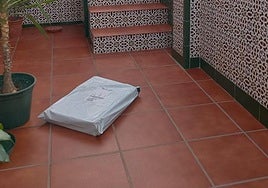 La indignación con un repartidor por lanzar un ordenador portátil por encima de un muro: «Se llama 'Black Fraude'»