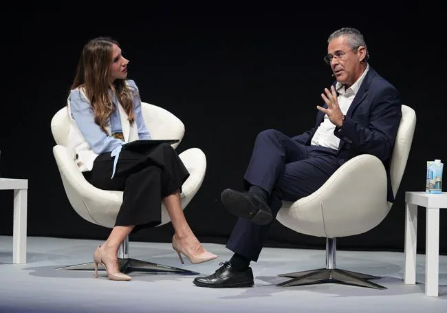 Journalist Marta Madruga talks with Ricardo Oliver.