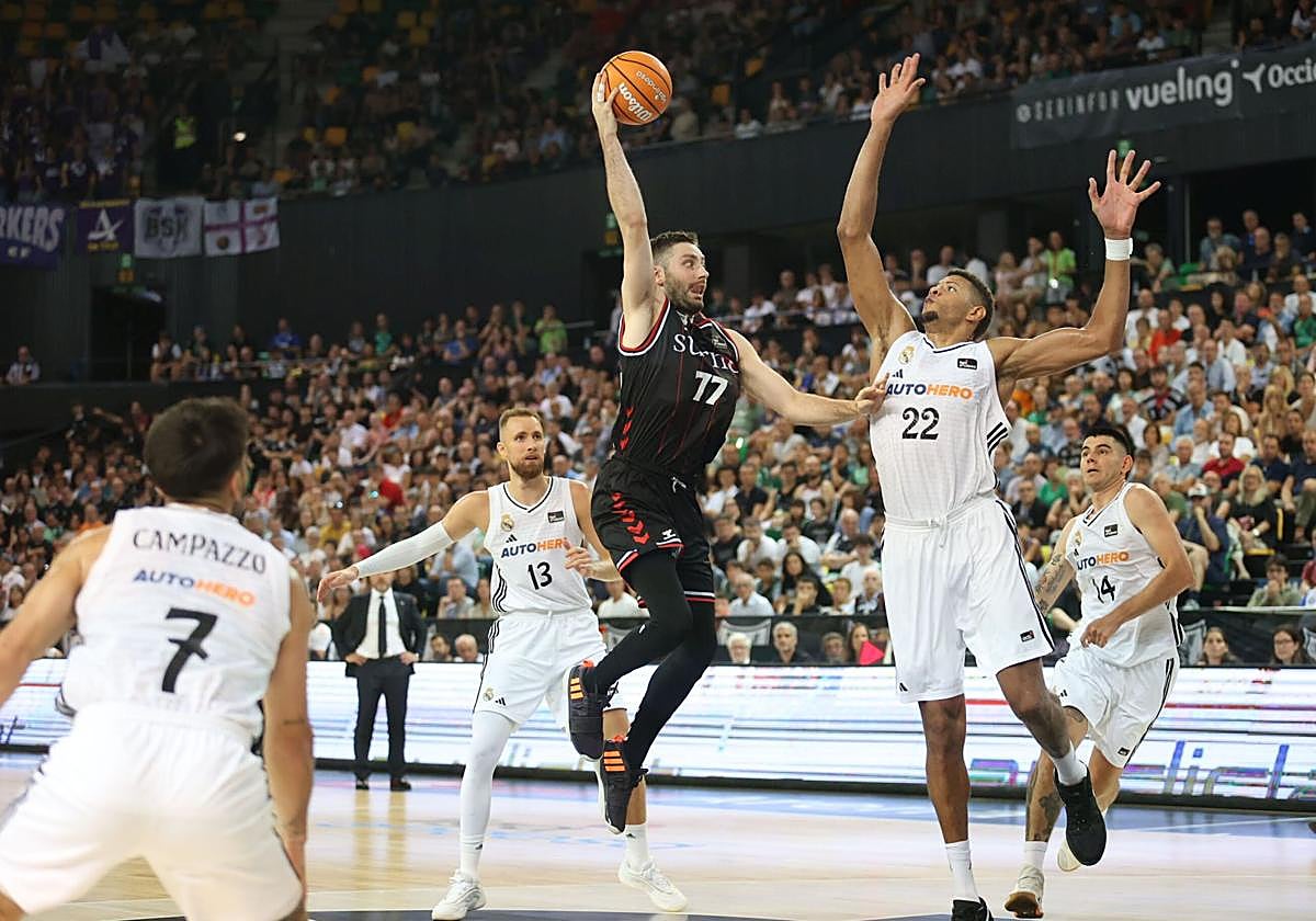 Kullamae tira por encima de Tavares en Miribilla.