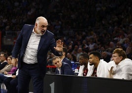 Laso se dirige a su banquillo durante el Baskonia-Mónaco.