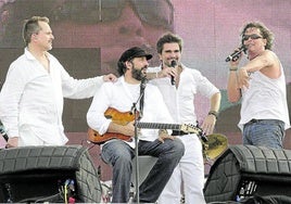 Miguel Bosé, Juan Luis Guerra, Juanes y Carlos Vives en un concierto en Cucuta, entre Venezuela y Colombia, en 2008.