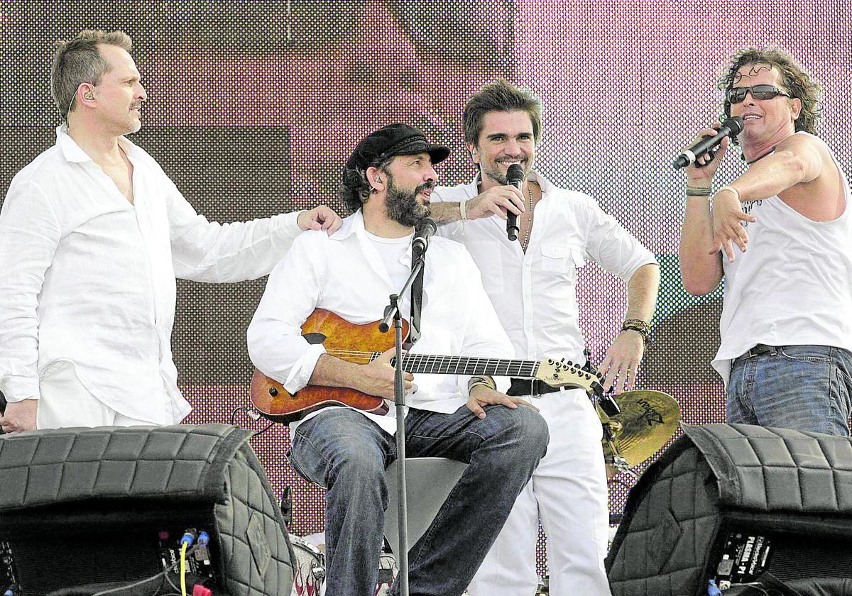 Miguel Bosé, Juan Luis Guerra, Juanes y Carlos Vives en un concierto en Cucuta, entre Venezuela y Colombia, en 2008.