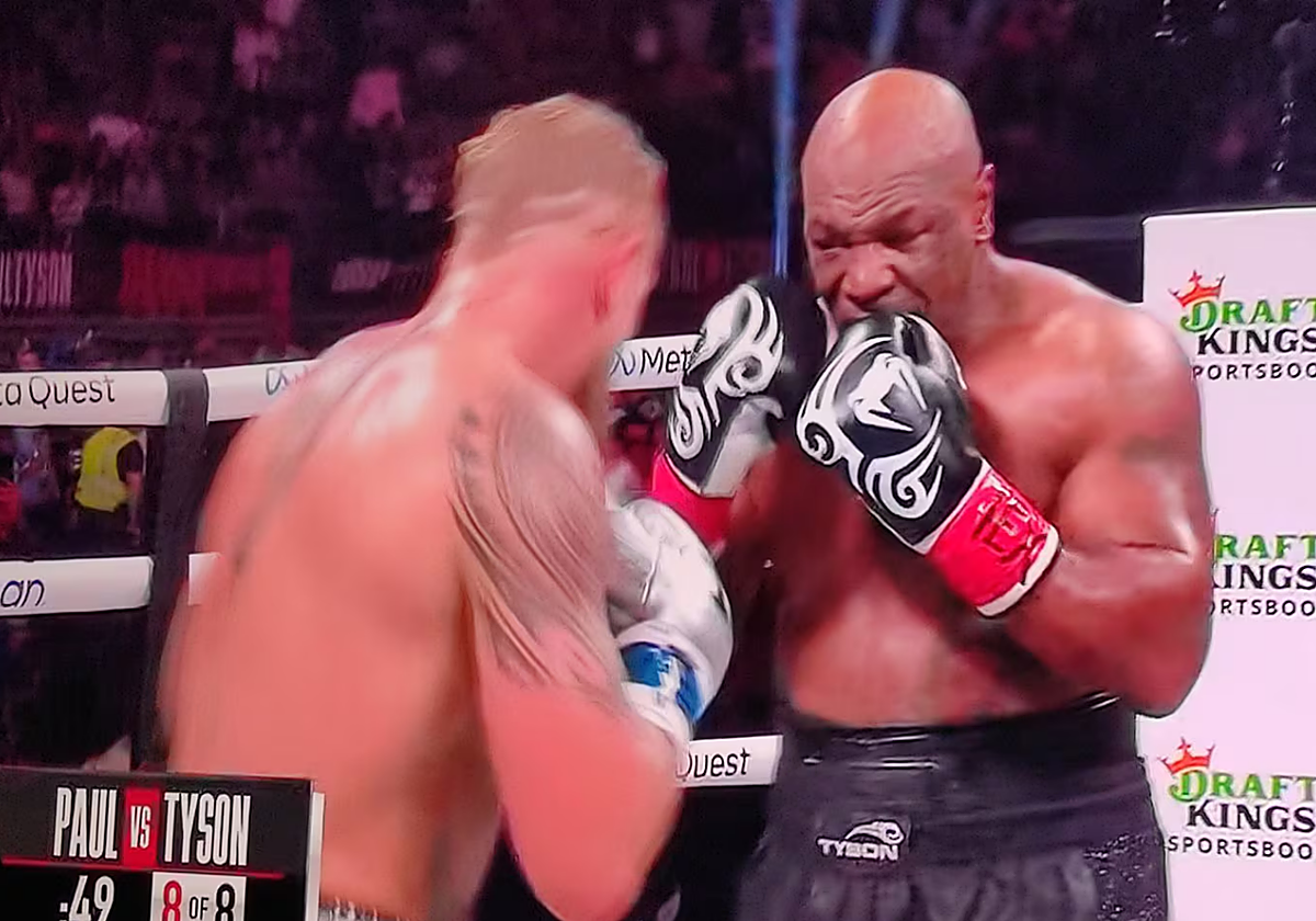 Tyson mordiendo su guante en un momento de la pelea.