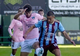 Marcos Bustillo junto a Davo en una pugna durante el partido en La Albuera.