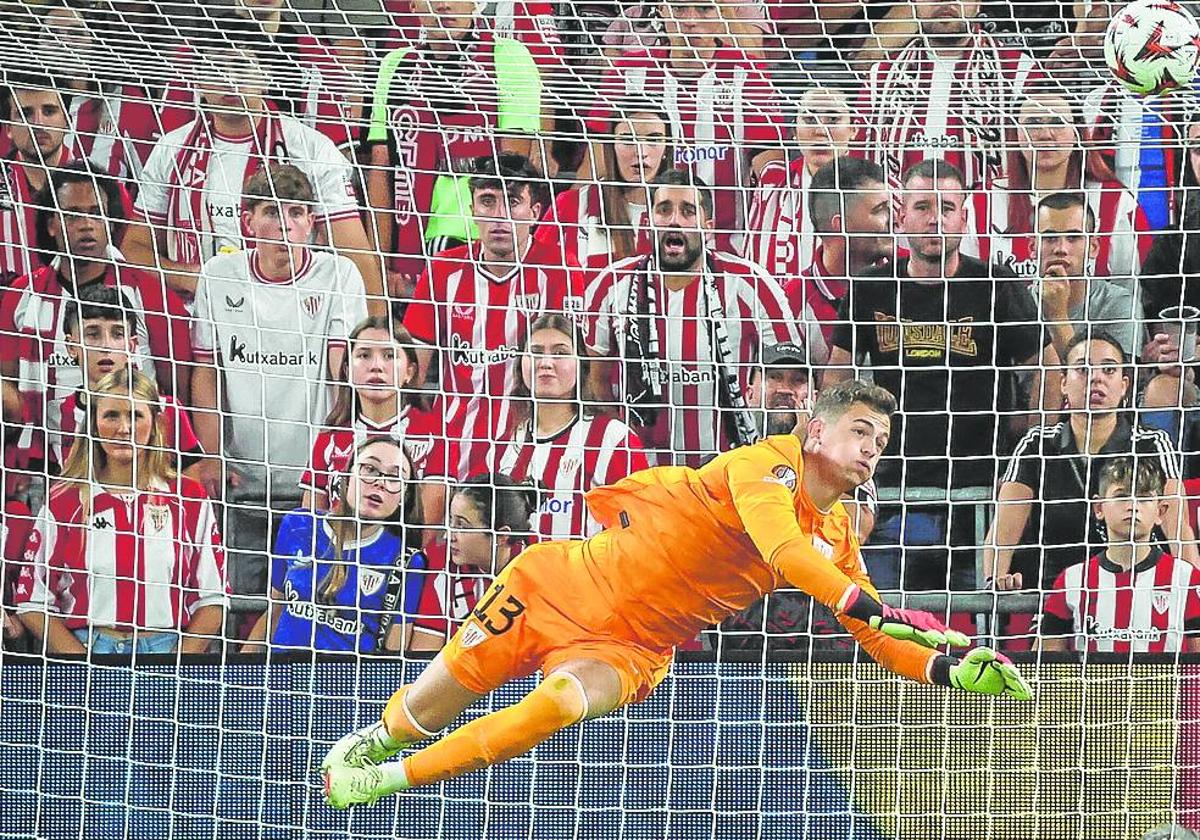 El de Rentería despeja un balón en el partido europeo contra el Slavia Praga.