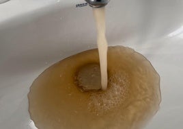 Así sale el agua turbia en los pisos de los 30.000 vecinos de Erandio, Zamudio y Loiu