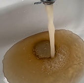 Malestar e inquietud entre los vizcaínos afectados por la falta de agua potable: «Hubo gente que bebió sin saber que no se podía»