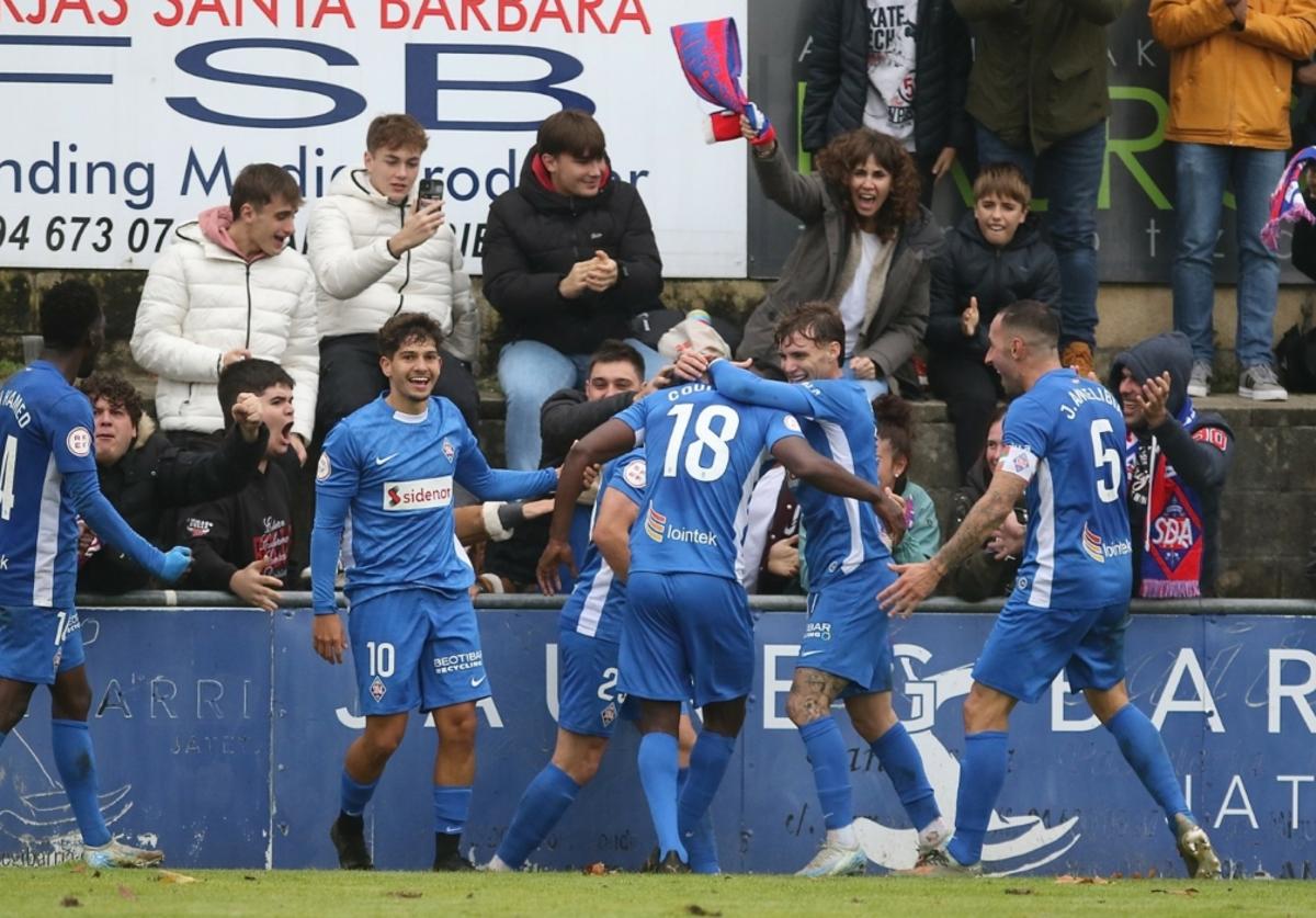 Los azules festejan el tanto de la victoria.