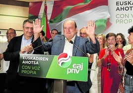 Andoni Ortuzar, junto a Aitor Esteban, durante una comparecencia en Sabin Etxea tras las elecciones generales de julio de 2023, en las que el PNV perdió un escaño.