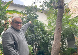 Fray Fernando señala las ventanas de las habitaciones donde se alojan los frailes, zona donde se llevó a cabo la agresión.