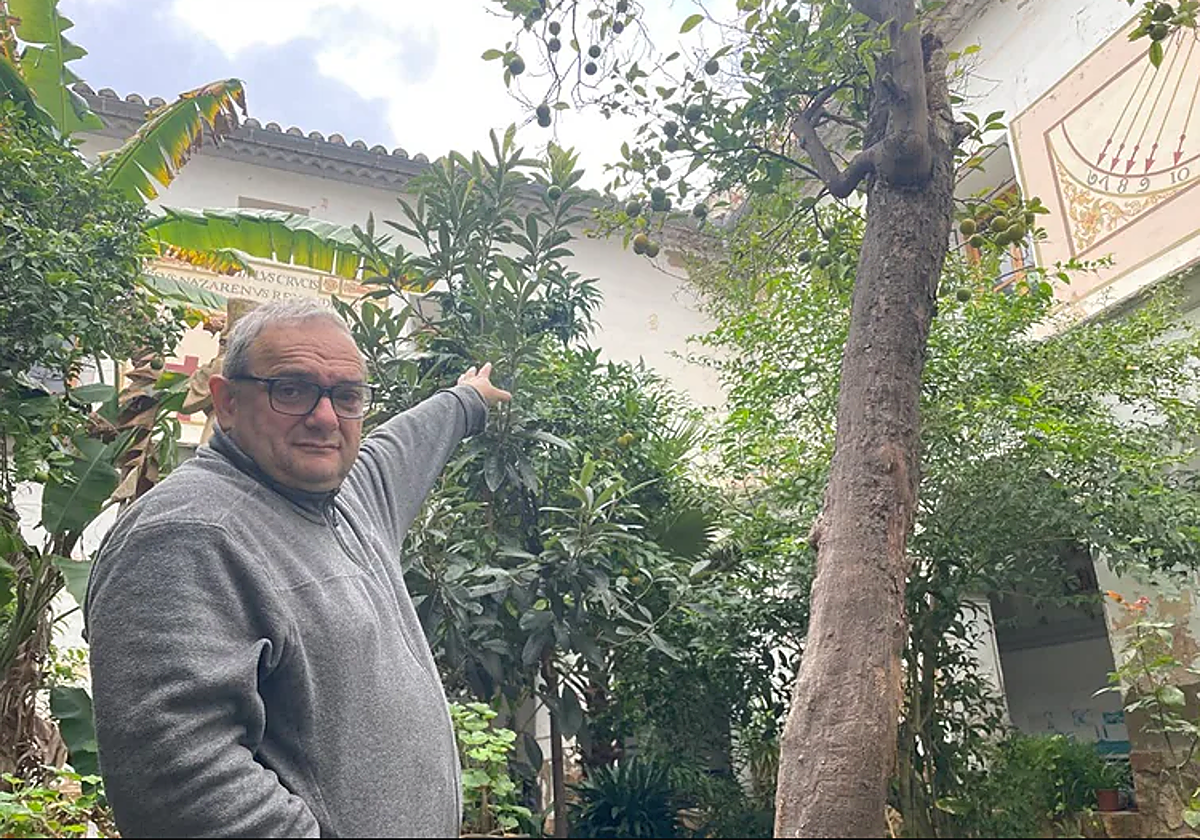 Fray Fernando señala las ventanas de las habitaciones donde se alojan los frailes, zona donde se llevó a cabo la agresión.