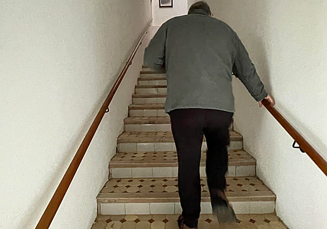 Fray Fernando sube las escaleras por las que accedió el agresor.