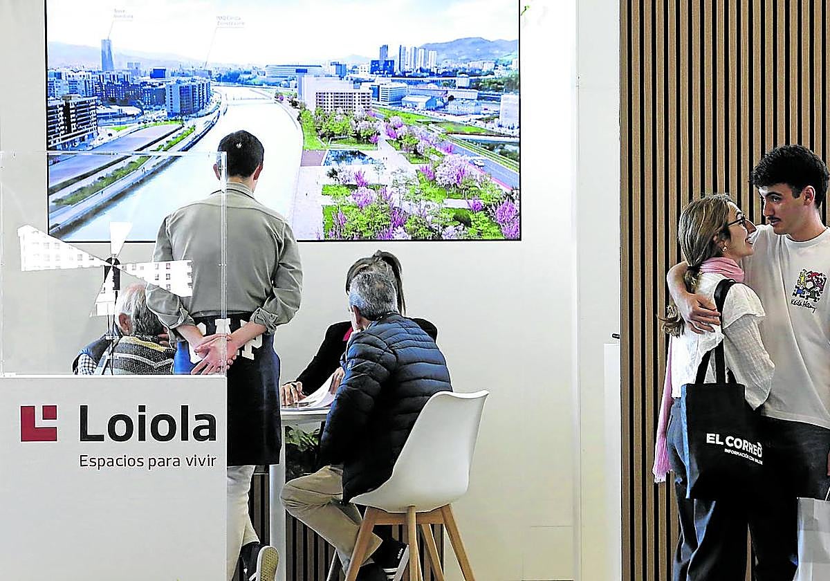 El Salón Inmobiliario de Euskadi, que finaliza hoy, está atrayendo a numerosas personas, entre ellas bastantes jóvenes.