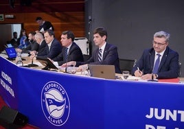 Alfonso Fernández de Trocóniz y Jesús Vázquez, en primer término, durante la junta de accionistas de 2022, celebrada en el Palacio Europa.