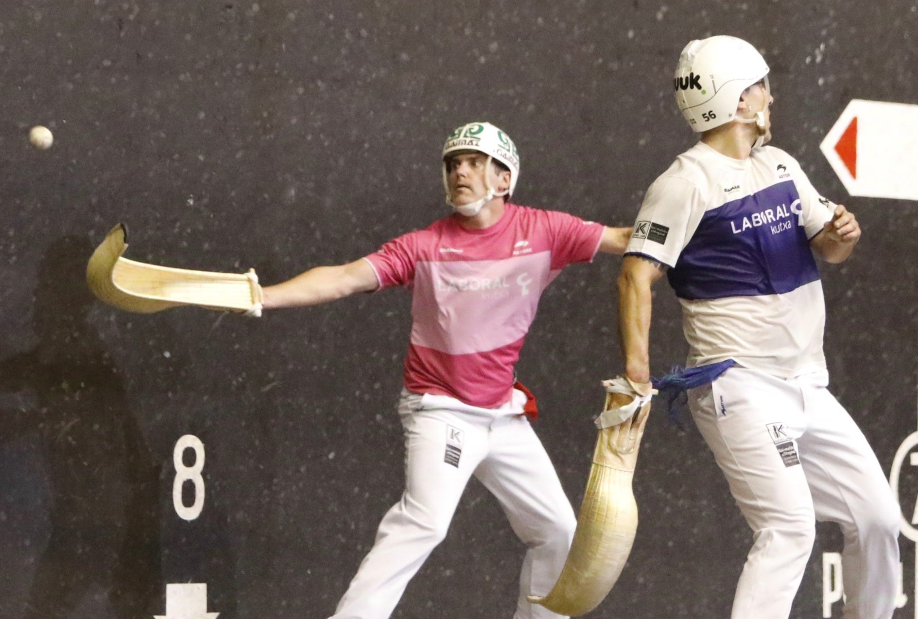 Erkiaga devuelve un rebote con la derecha.