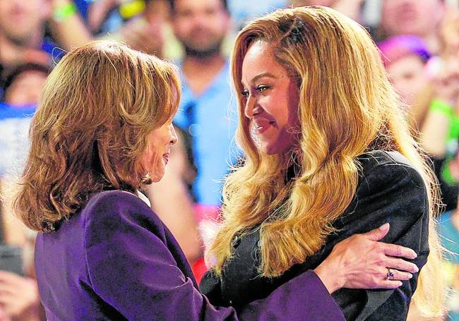 Beyoncé abraza a Kamala Harris, en un mitin organizado en Texas.