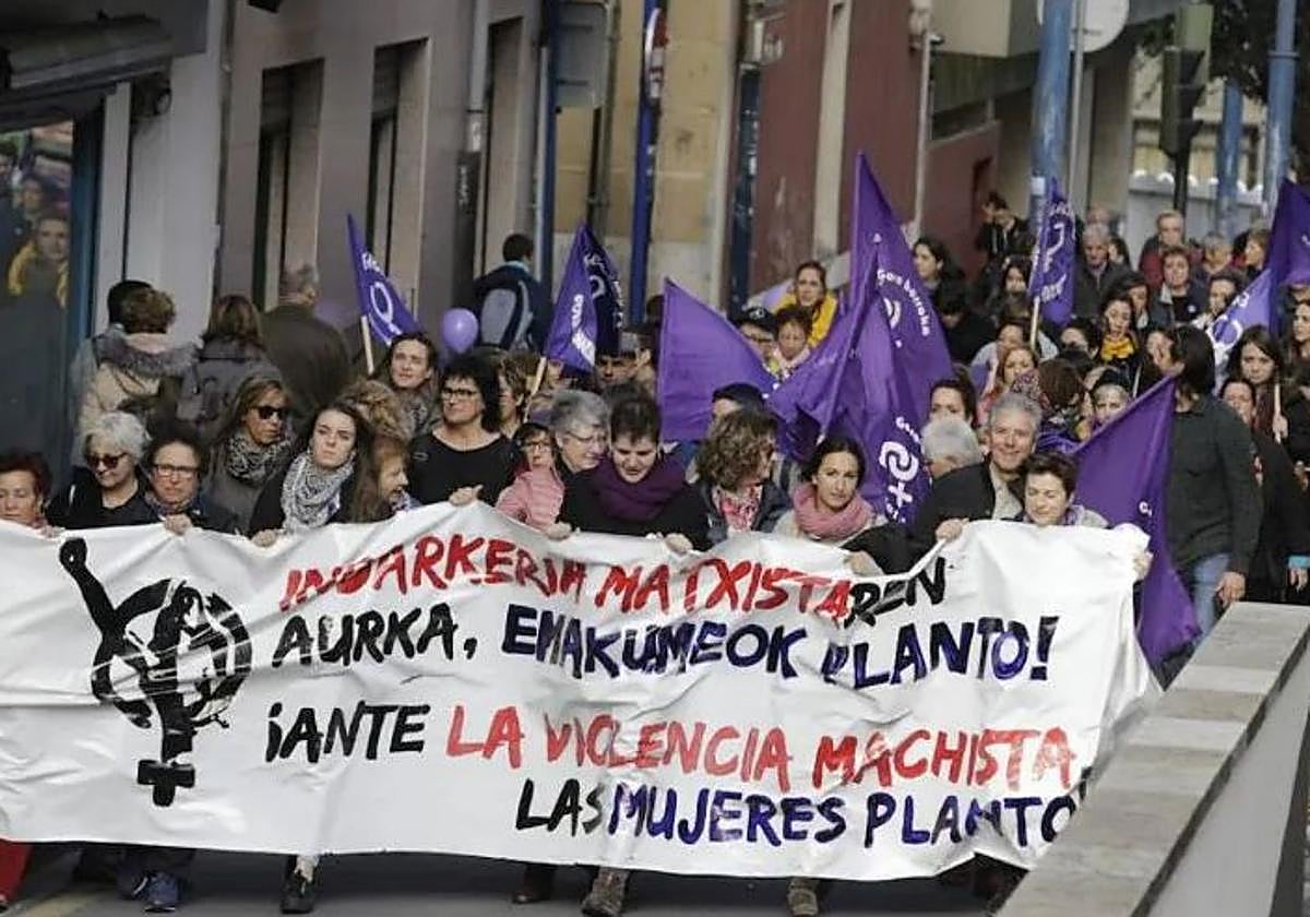 Imagen de archivo de la marcha que cada año recorre la Margen Izquierda con motivo del 25-N.