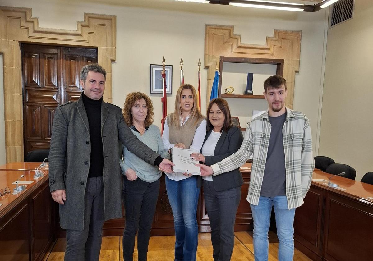 La alcaldesa, Beatriz Gámiz, en el centro, muestra el documento de presupuestos 2025, junto a parte de su equipo