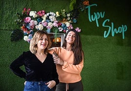 Las emprendedoras Itsaso Ugarte y Esther Arias han abierto un novedoso espacio en Trapagaran en el que comprar ropa, hacer yoga o aprender a coser