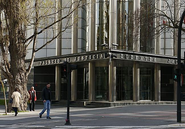 Acceso principal del Palacio de Justicia de Vitoria.