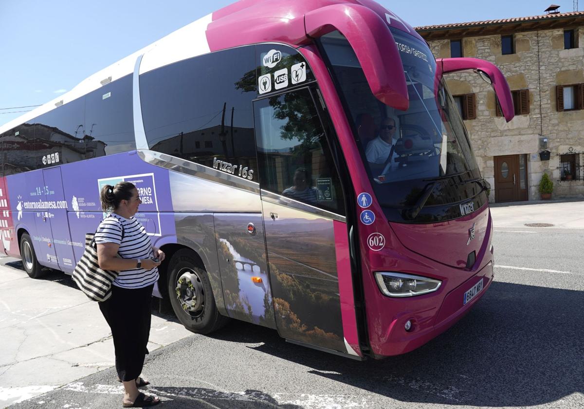 Una pasajera espera a subirse al autobús en Zambrana.