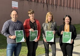 Los alcaldes, Mikel Urrutia (Abadiño), Ainara Otxotorena (Mañaria), la presidenta de la Mancomunidad, Idoia Otaduy y la alcaldesa Eneritz Azpitarte (Zaldibar) posan con el proyecto de presupuestos.