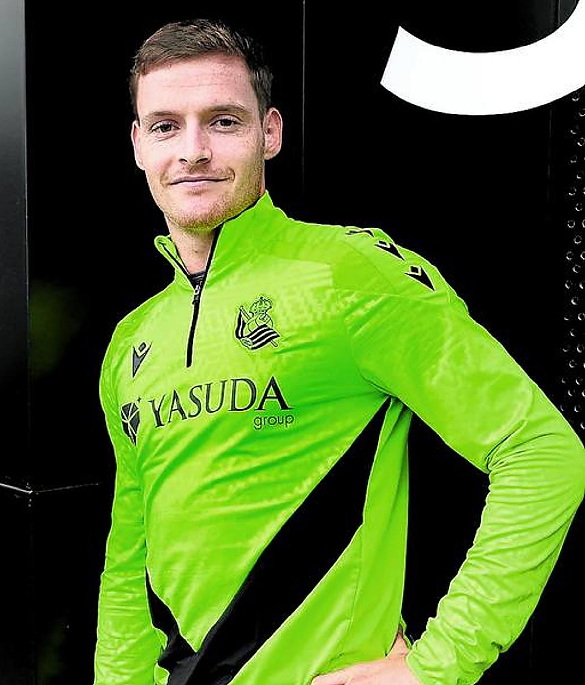 Sergio Gómez posa en Zubieta tras el entrenamiento de ayer.