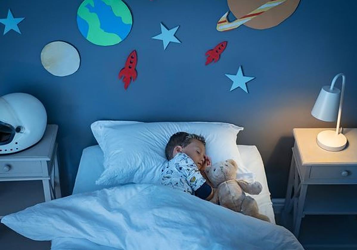 Los consejos de un pediatra para que los niños aprendan a dormir en su propia cama