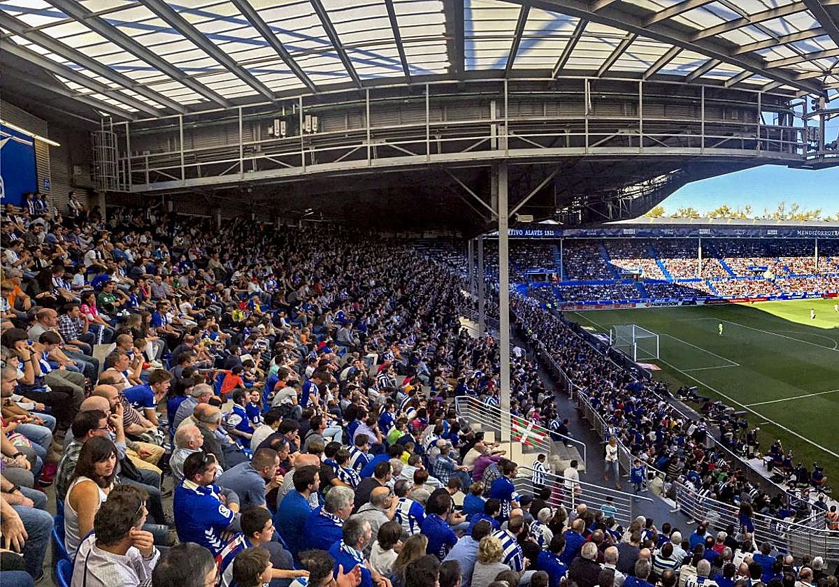 Panorámica de las gradas repletas del estadio de Mendizorroza.