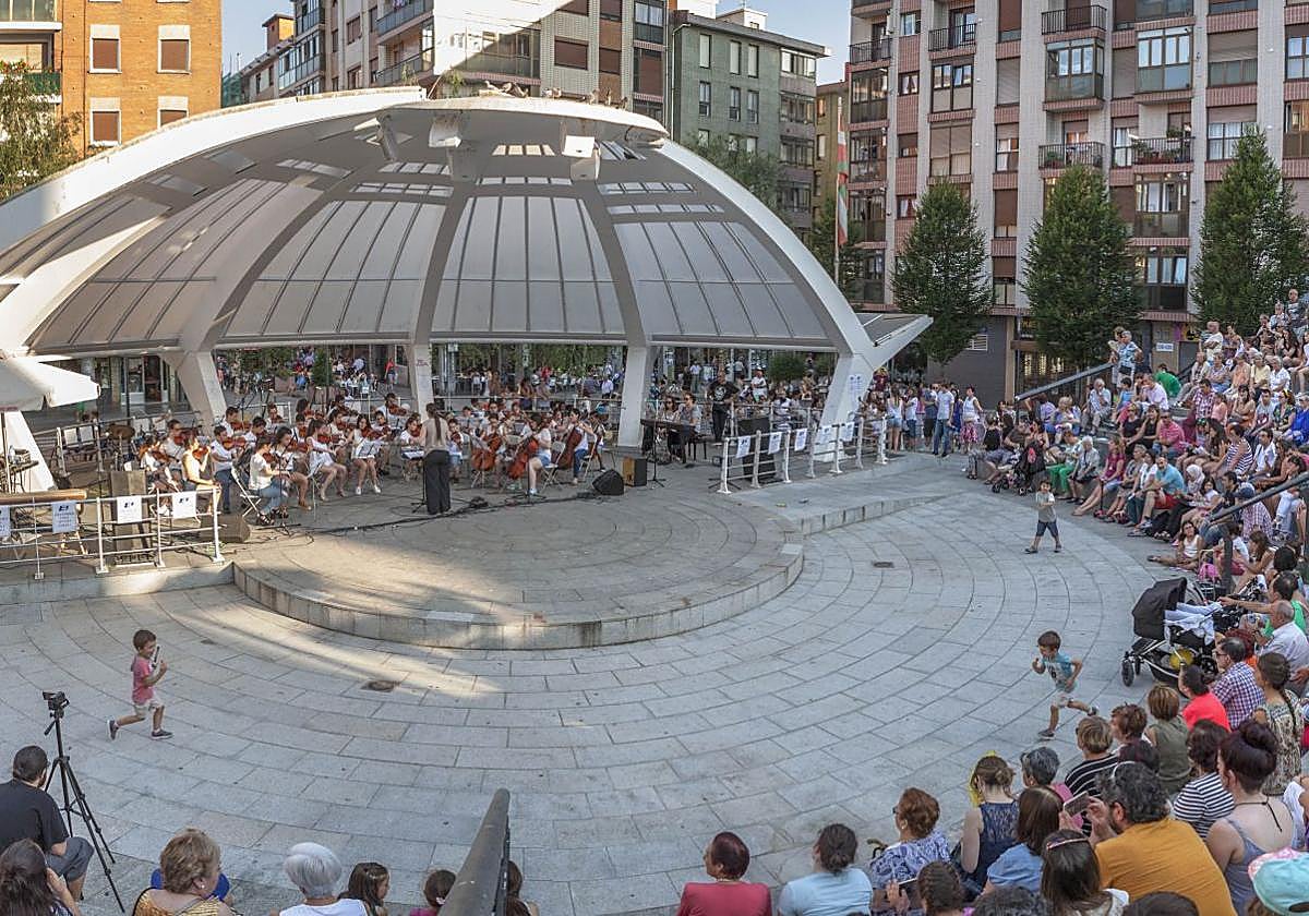 La plaza Josu Murueta acoge un concierto de música de jóvenes de Erandio.