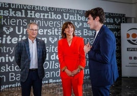 Eva Ferreira y Joxerramon Bengoetxea junto al moderador, Iñigo Ugedo.