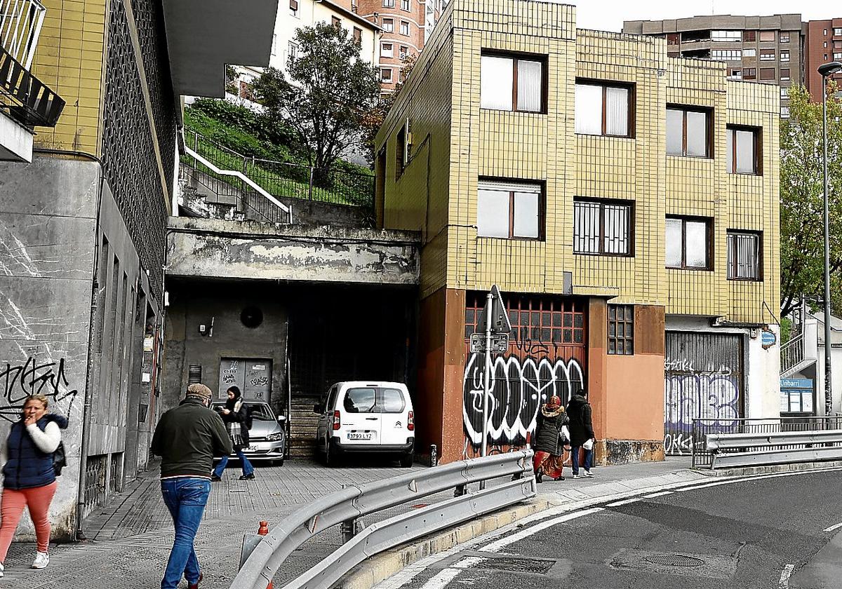 Uno de los proyectos prevé rehabilitar este edificio de azulejo amarillo de la Avenida Zumalacarregui para albergar 7 apartamentos.