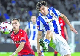 Títular. Aramburu despeja un balón en presencia de Bryan Zaragoza en el duelo contra Osasuna que se celebró en el Reale Arena.