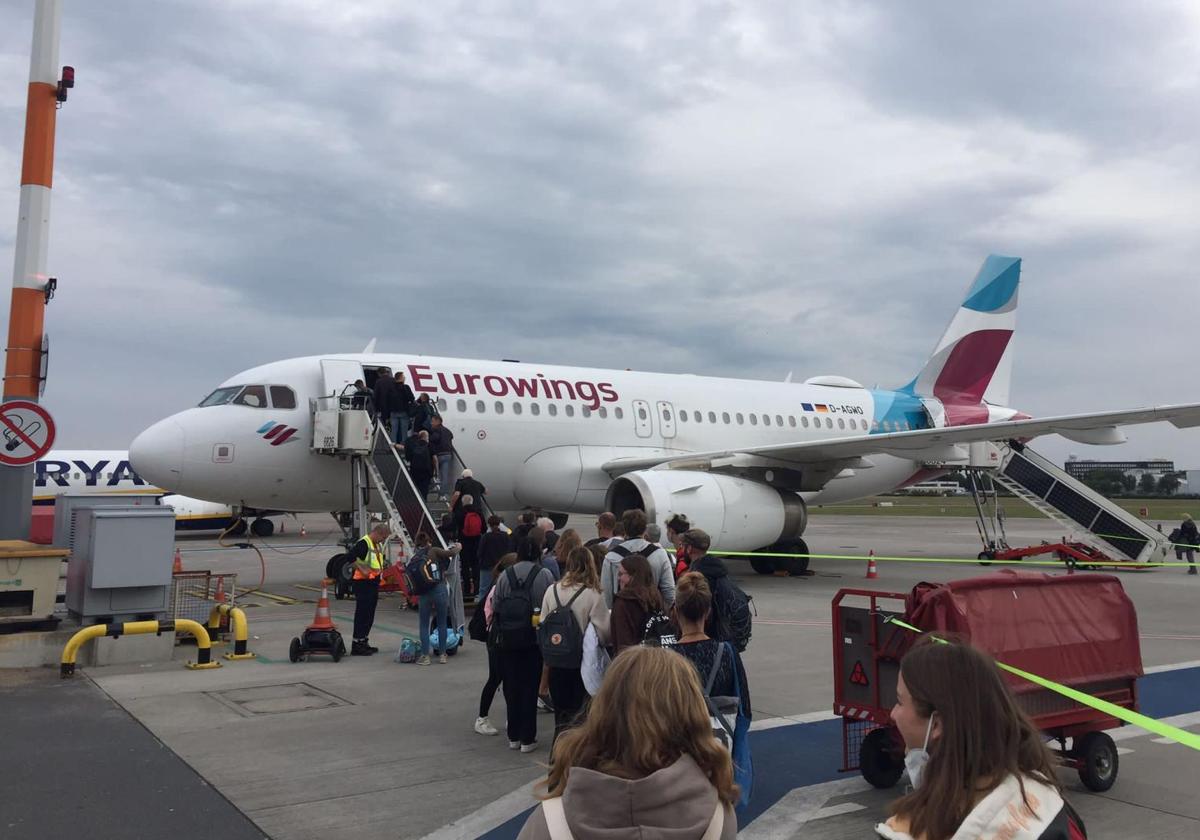 Pasajeros abordan un avión de la compañía Eurowings, que volará dos veces por semana a Berlín desde Loiu