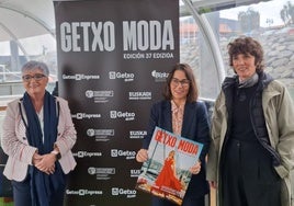 Amaia Agirre, alcaldesa de Getxo; Izaskun Gómez, directora de Comercio del Gobierno vasco, y Elena Cantera, presidenta de Getxo Enpresa, desvelan los detalles de la nueva edición a bordo del EkoKAT.