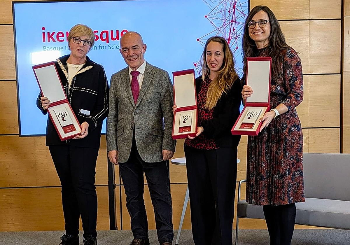 El consejero Juan Ignacio Pérez, con Carmen González Murua a la izquierda y Amaia Arranz Otaegui y Amaia Cipitria Sagardia a la derecha.