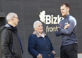 Unai Laso con su abuela Feli y su padre Txema, naturales del barrio bilbaíno de San Adrián, frente al frontón Bizkaia.