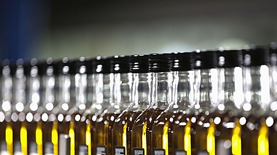 El precio del aceite de oliva virgen extra arranca abril con ofertas por debajo de 5 euros por litro