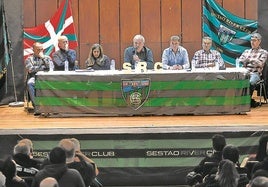 La directiva del Sestao River, encabezada por Ángel Castro en el centro, expuso el acuerdo con Mirai Sindeor ante sus socios.