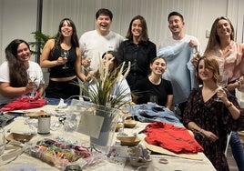 Tres amigas triunfan en Bilbao con los talleres de customización de ropa y bolsos que incluyen... ¡vino ilimitado!