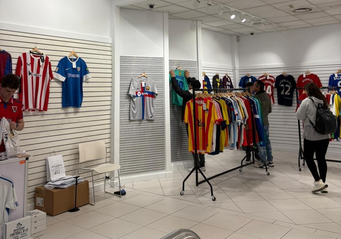 Una tienda efímera de camisetas retro de fútbol llega a Bilbao antes del derbi.