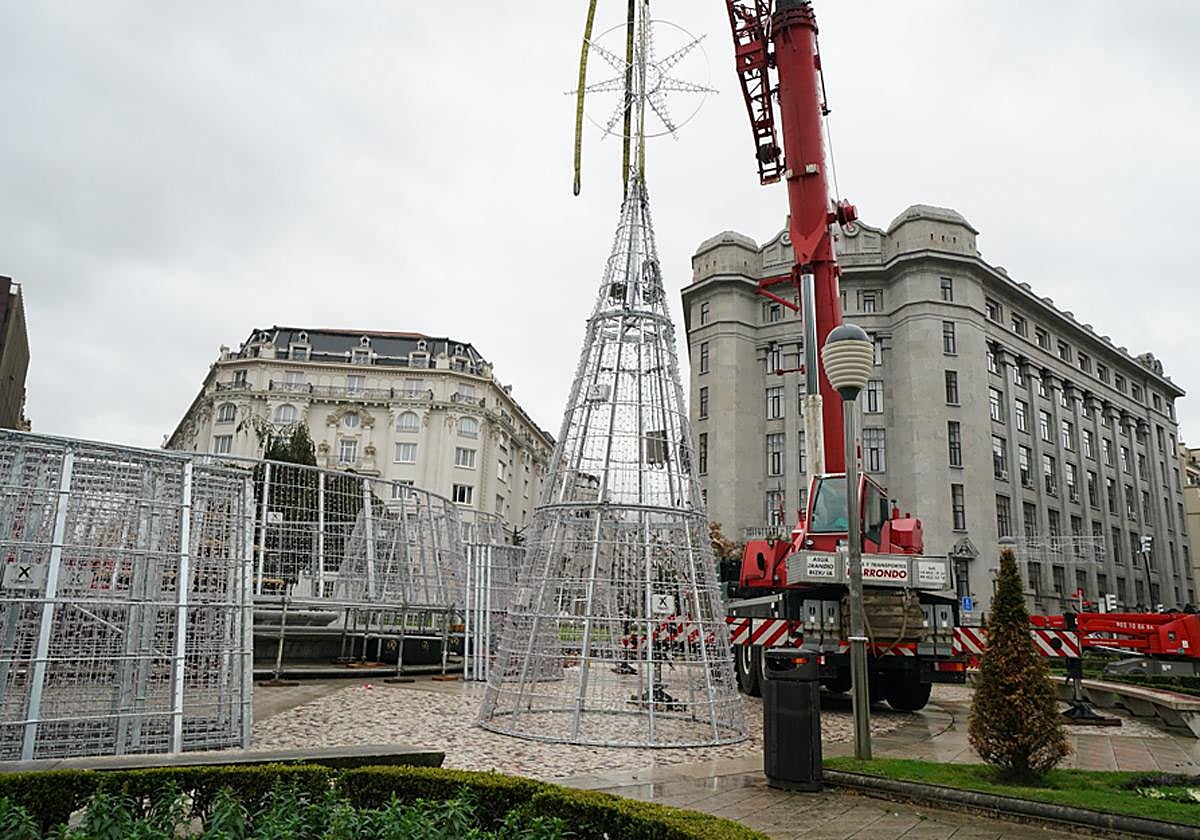 Una grúa trabaja estos días en la instalación del árbol de Moyúa.