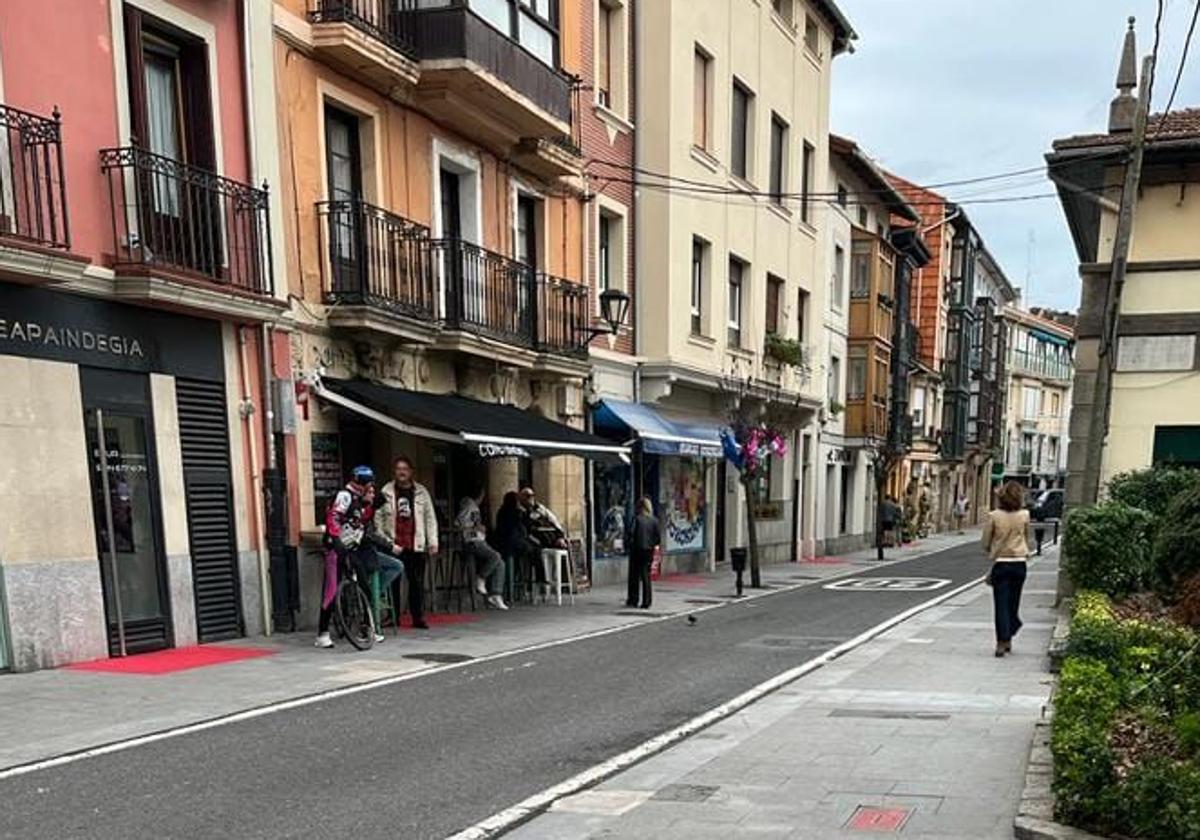 Una calle de Plentzia donde se levantan varios comercios y negocios hosteleros.