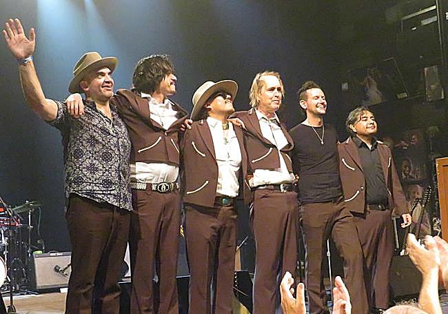 El sexteto tras el bis.