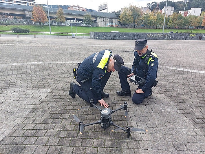 Dos agentes manejan uno de los drones que ya operan en Barakaldo.