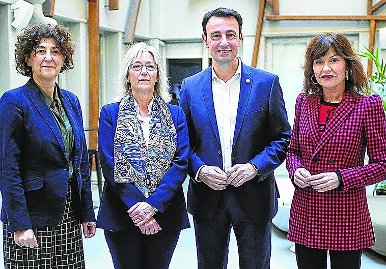 Elena Pérez, Lourdes Iscar, Mikel Torres y María Goti, durante la conferencia.