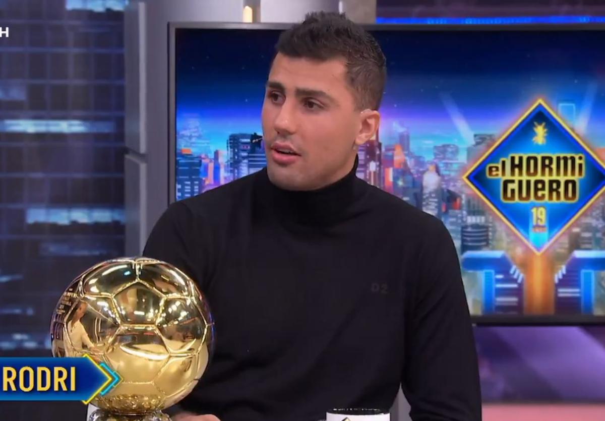 Rodri, con el Balón de Oro en 'El Hormiguero'.