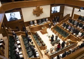 El Parlamento vasco ha guardado un minuto de silencio por Santi Brouard, asesinado por los GAL hace 40 años.