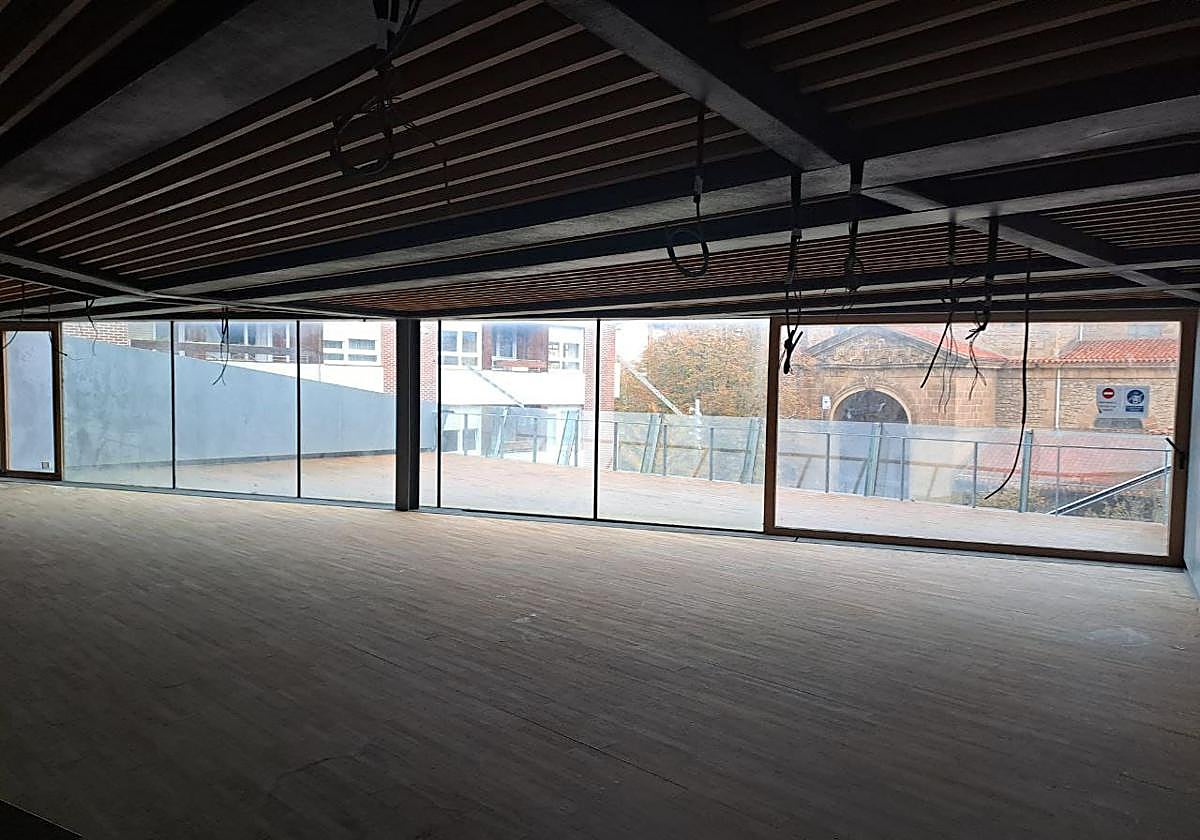 Espacio diáfano del restaurante en el que se colocará el mobiliario cuando se haga la licitación y que está actualmente vacío.