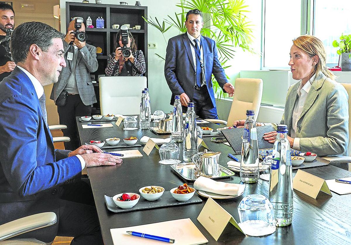 Imanol Pradales, durante la reunión que mantuvo con la presidenta del Parlamento Europeo, Roberta Metsola.